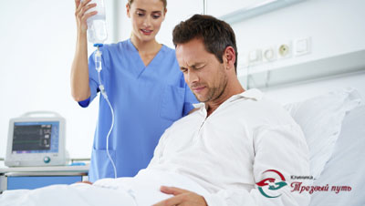 Врач ставит капельницу пациенту с ломкой